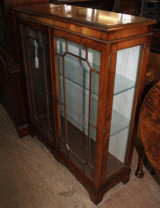 Georgian style mahogany display cabinet(-)